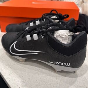 Nike Hyperdiamond 4 Elite Women's Softball Cleats. Black size 9 NWT